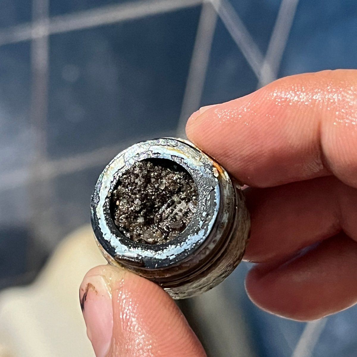水龍頭濾網被泥沙與黑垢完全堵塞,造成水流變小或不出水